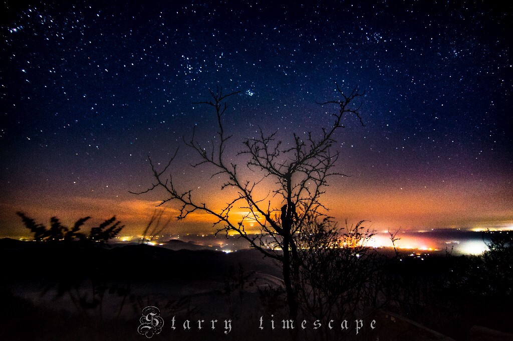 双子座流星雨极大夜前夕前往艾山天文台,山顶寒风刺骨,手机相机相继受冻关机。情侣流星平行擦破苍穹,银河在远处熠熠闪耀。我们都已经忘记星空很久了。走在车水马龙,霓虹璀璨的城市,身体和心灵都容易被淹没在物欲横流的滚滚红尘里,我们都只记得天黑以后要点灯,而忘记了天黑之后还有月光朗朗,还有星空万里。