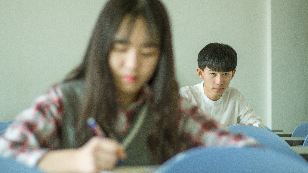 只一个背影<br />
便会让我心神不安<br />
上课不注的偷瞄那个她<br />
