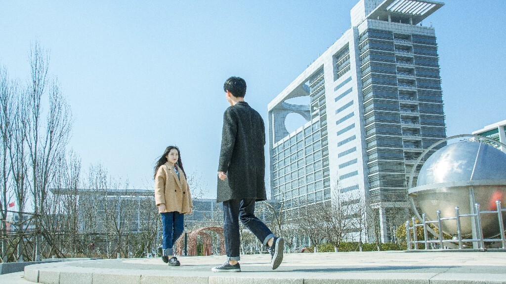 青春是段跌跌撞撞地旅行<br />
拥有后知后觉的美丽<br />
前提是你能坚持到底