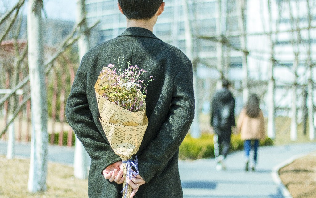 那天 我带了花 看到你和别的男生走在一起<br />
我想我一定认真了<br />
但是 认真了又能怎样呢？