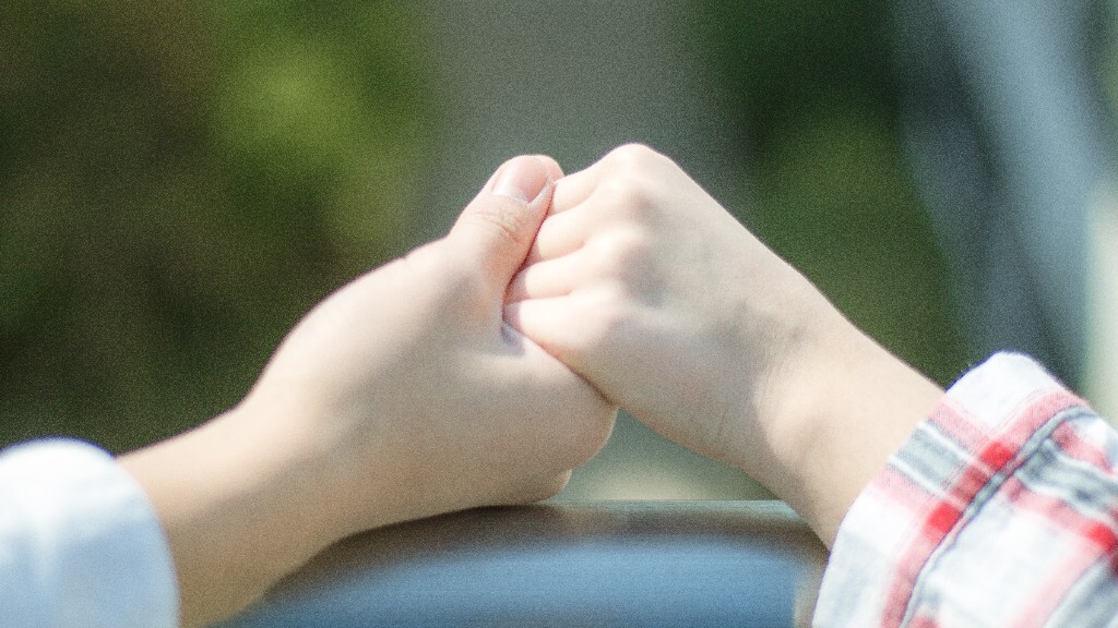 十指紧扣的温柔发散内心的召唤<br />
我若爱你  定不将你拱手让人