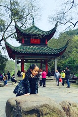 爱晚亭下嬉戏（手机拍摄）