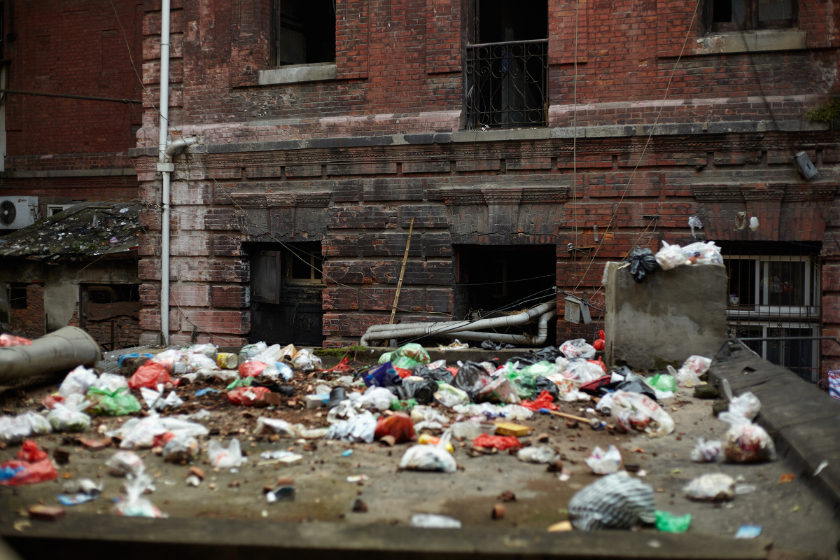 在武汉的汉口有许多的老房子,红砖木窗,他们有的走过了百年历程,见证