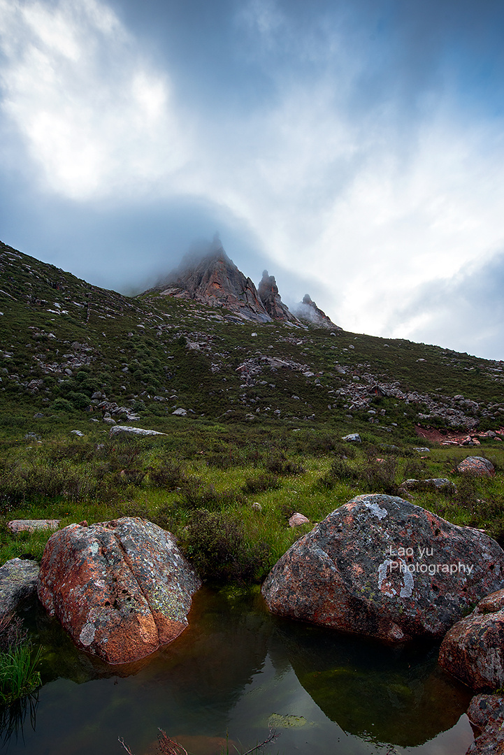 石头山上乱云飞