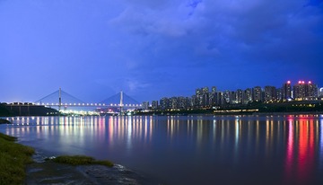 华灯初上的长江