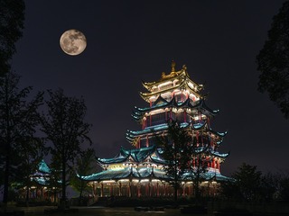 鸿恩寺的月亮