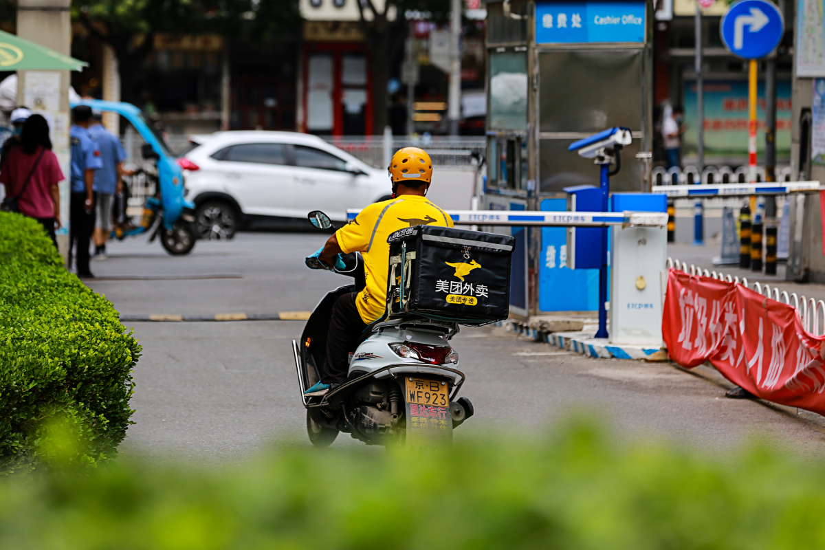 准备迎接下一单的美团外卖员.