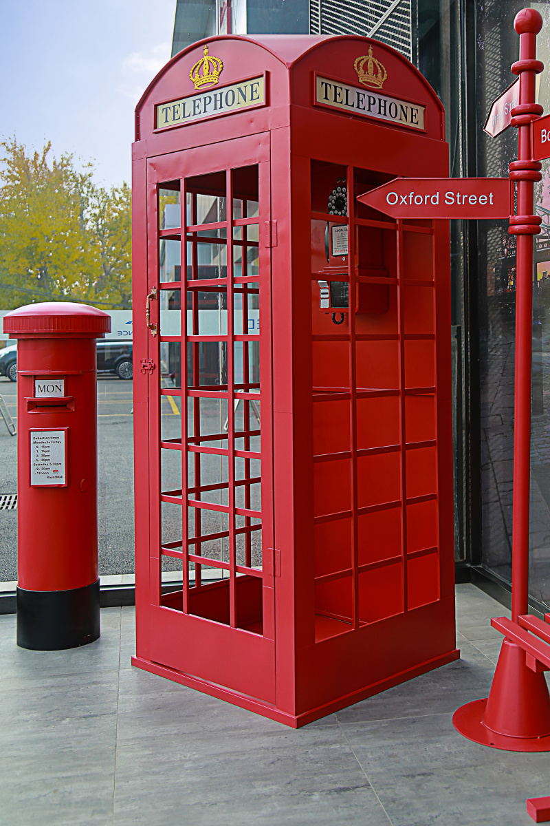 好看的红色电话亭和邮箱