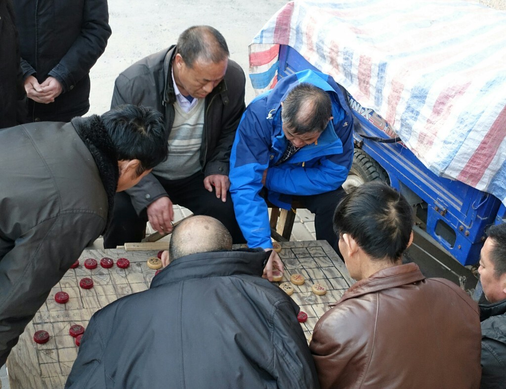 观众好多呢，谁说的观棋不语？都在瞎支招哈哈