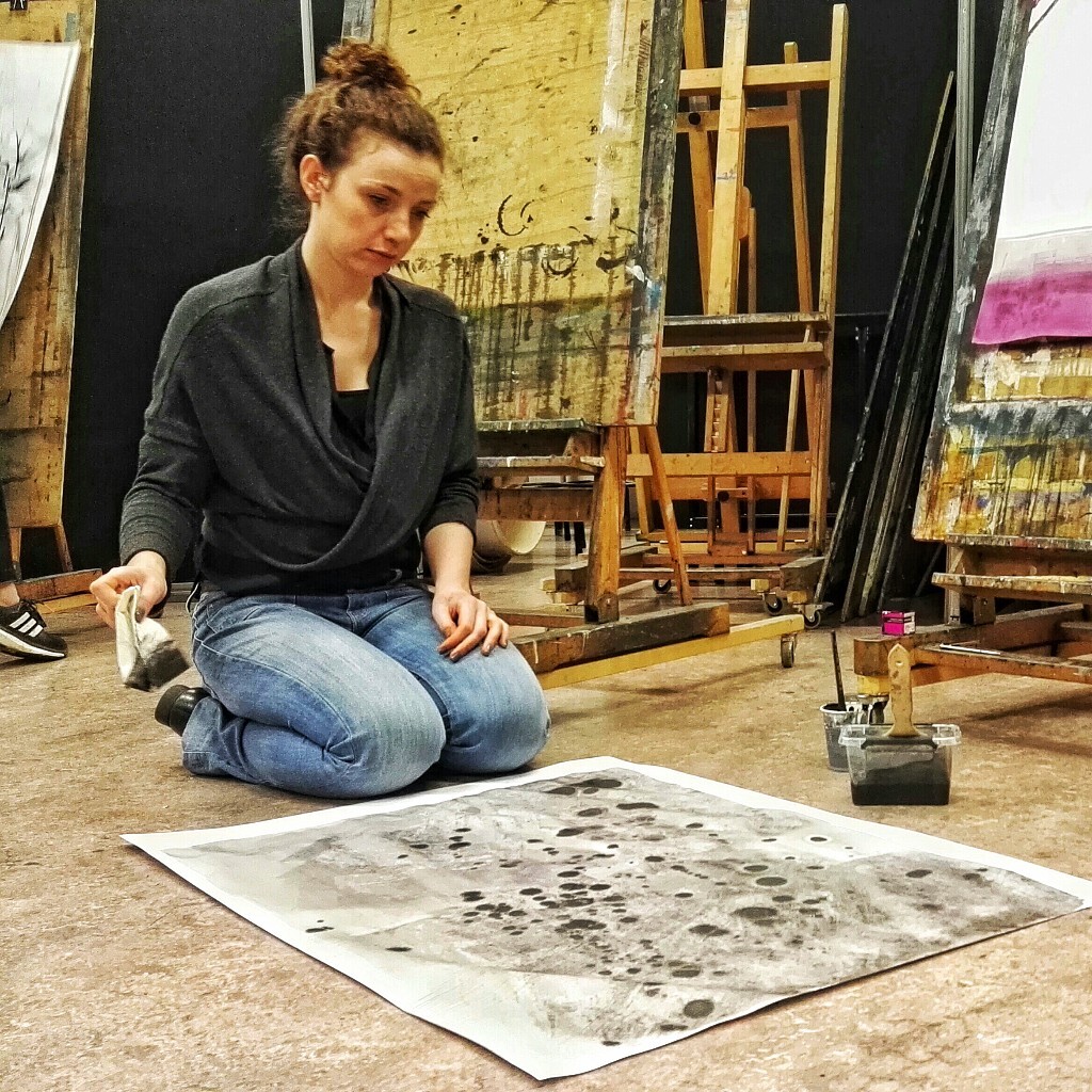 没画画的基础，结果报了个高阶班。画不好，不过感觉同学们画得很好。不懂能感受到。同学说&quot;It is about relaxing not skills.&quot;这边的中国同学，最少我认识的，没有relaxing的，神经都紧绷着，因为作业，考试和未来。外国同学，最少一部分很平静，更能享受学习，或学习之余的生活。