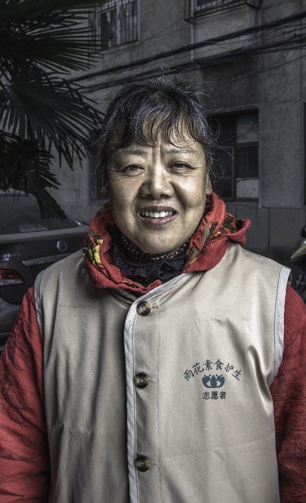 我就住在这后面，平时身体不好，经常生病，经常住院，去年就住了两次。后来他们告诉我“你到雨花斋来做点善事，病就会好的”，雨花斋5月8号开业时，我就来了，每天要干五、六个小时，忙忙碌碌，但我一点都感觉不到辛苦，心情舒畅，朋友们都说我现在精神了，脸色也好多了，到现在都没有住过院。