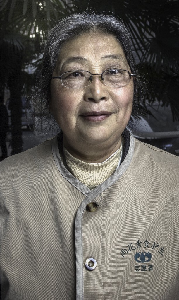 我姊妹多，有八个，我是老大，从小很苦。 58年政府照顾我们家孩子多，让我上铁路干徒工，就是抬大土、修铁路。父亲舍不得说：“你那么小，哪干得了啊”，我说：“反正在家也没的吃没的喝，你不要劝我，我还是出去闯一闯”，后来在铁路上干了一辈子，到92年才退休。退休前身体一直不好，高血脂、心脏病、两个月住一次院，有时一个月就住一次，现在我干活一身是劲，身体也好了。       我祖父和母亲都信佛，我也信佛。我行善，处处都做好事，总觉得吃点亏不算啥，吃亏是福，不能倒人家巧。<br />
我有三个小孩，两男一女，两个小孙子，一个小孙女，我的花开全了。我的一生很坎坷，但到了坎的时候就有人拉我一把，这次来雨花斋也是一位龚大姐指点我的。她说：“你在家闲着，打小牌干什么呢，不能不打牌去做做义工吗？”我说：“行啊”，这不，就到这里来了。我就怕闲着，有活干我浑身都是劲儿，干着活我就不急了。在这里做义工是尽义务、积善，就是找快乐、找健康，我就是要找快乐、找健康。