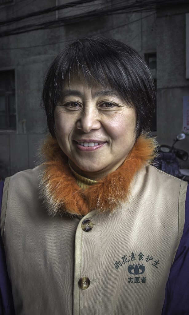 我是农村来的，02年到了合肥，现在就一个人在这里，老公和儿子都在外地工作。我平时做着一点小生意，因为店里事情不忙，所以雨花斋5月8号开业时我就来了。在这里我非常开心，打扫卫生、拖地、刷碗、洗菜，烧饭样样都做。大厨不在时，我就帮着烧饭、店长不在时，我也帮她主持，反正什么事都做。<br />
来这里吃饭的人很多，有残疾的、要饭的、智障的、大部分是老年人，每天都能有200多人，有人还从老远的地方转公交车才过来。<br />
我们这里有一位义工，将近八十岁了，天天都来洗碗，一天都不落，她从家里走过来要半个多小时呢，可不容易了。<br />
别人看到我在这里做了很长时间的义工就问我：“师兄，你信佛有多长时间了”，我说：“我不信佛，我只信真善美。”