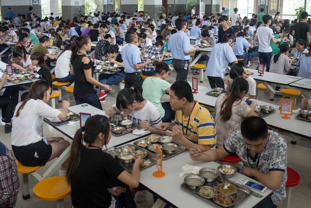 10.	2015年4月30日，广东省东莞市。手机厂的员工食堂。