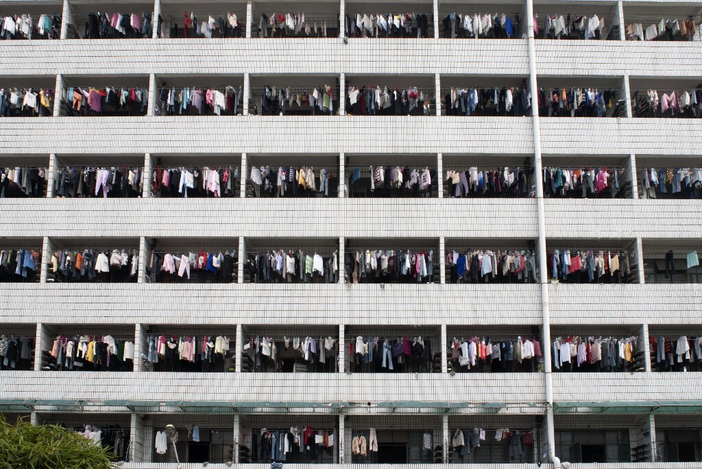 22.	2010年1月12日，广东省东莞市。电子厂的集体宿舍，工厂有员工两万多人。