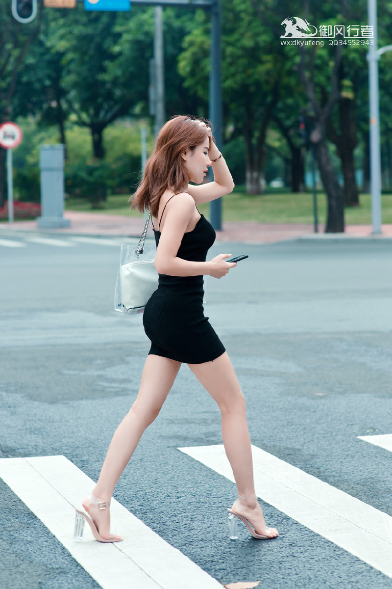 御女郎安妮街拍美腿