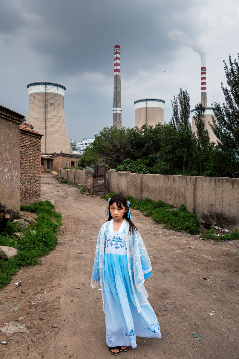 山西大同,大型热电厂边穿汉服的女孩