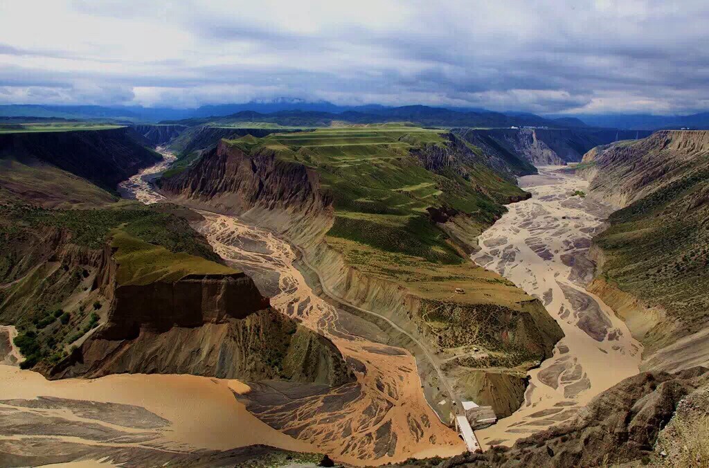 安集海大峡谷又名红山大峡谷。