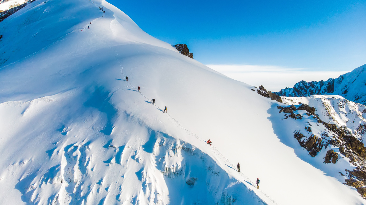 5k级技术型雪山那玛峰攀登途中,暴露的山脊时分有攀登的乐趣