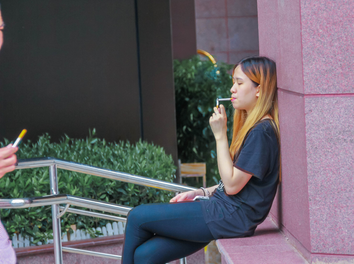 在广州实习拍的,刚接触摄影不久,进行了第一次所谓的街拍,寻找着画面