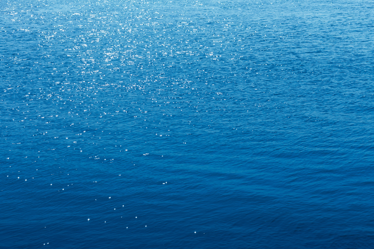 蓝色湖面「#镜头里的人间观察」 「#蓝色」 - 李囡囡 - 图虫