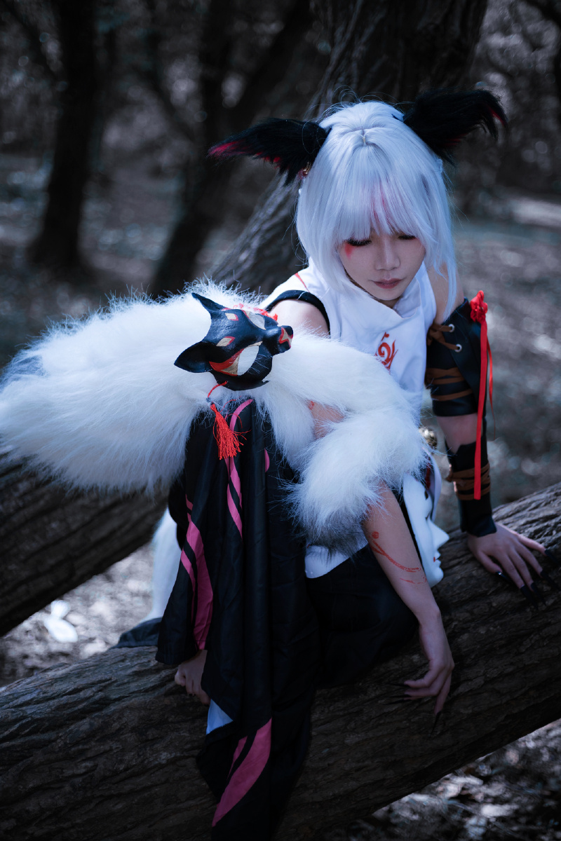 cosplay正片白藏主阴阳师甲斐有梦山参天白树屹立在山脚霏霏白草迎风