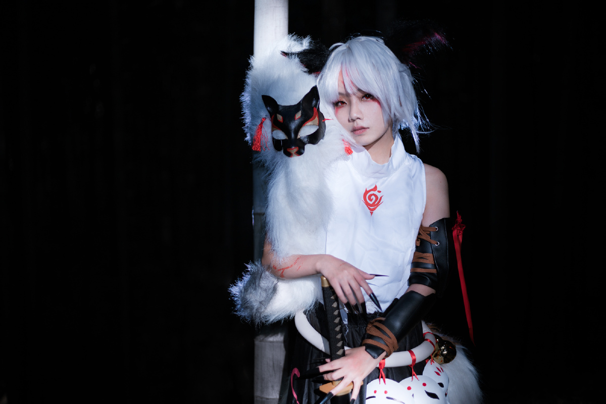 cosplay正片白藏主阴阳师甲斐有梦山参天白树屹立在山脚霏霏白草迎风