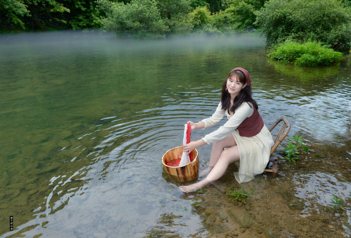 溪边浣纱女