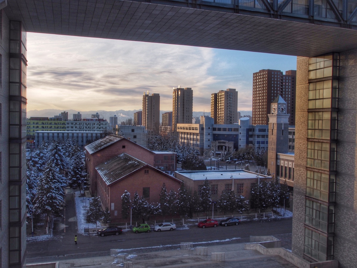 科学楼下的内蒙古工业大学