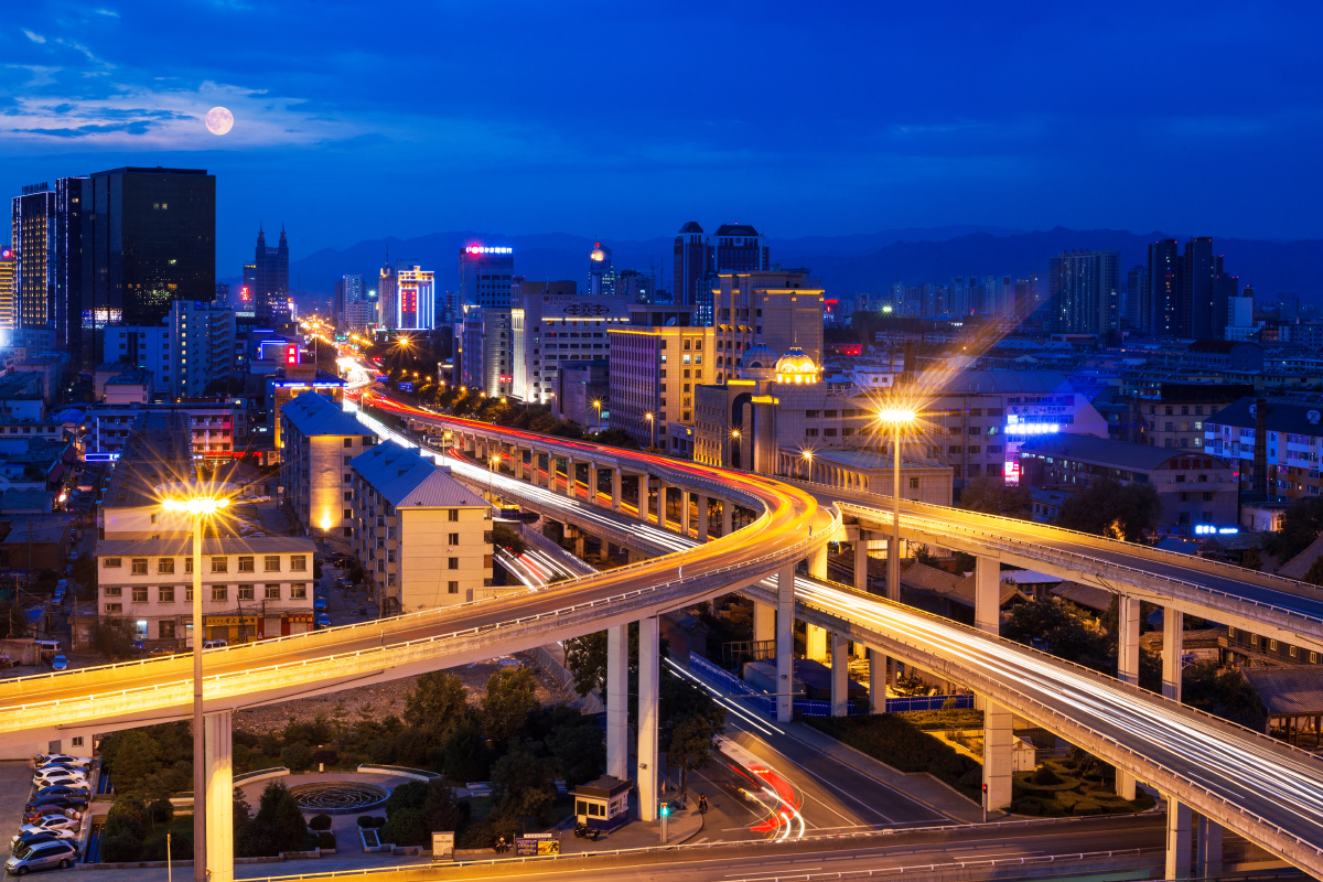 摄于呼和浩特鼓楼立交桥 br /> (月亮在左上的小角落呢)