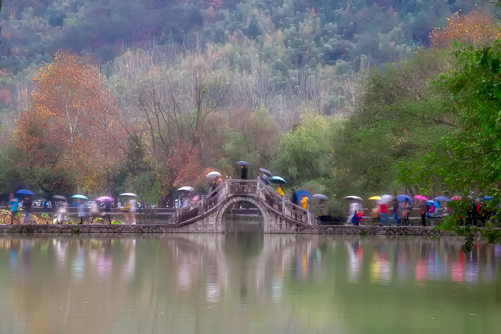 雨桥绵绵秋雨挡不住游人如织的宏村古桥