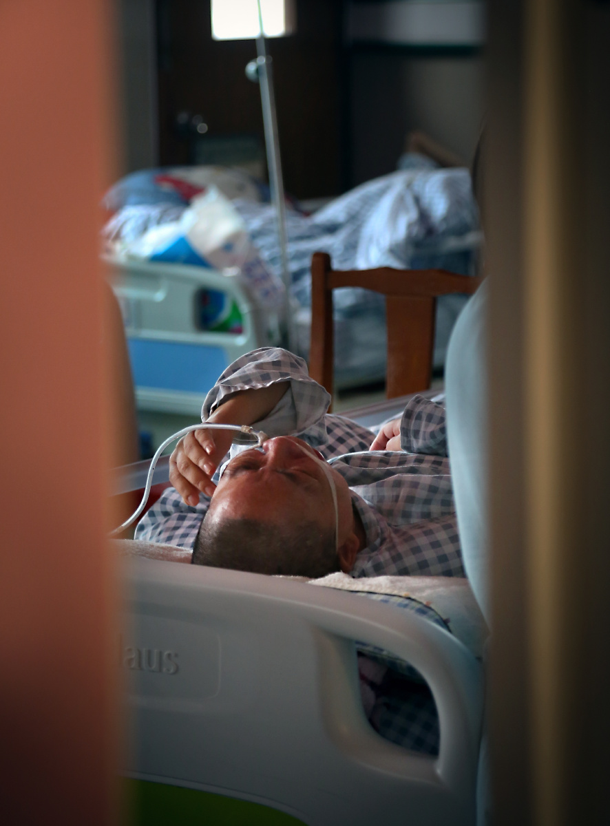 大多数刚来到此处的病人,无论老少,都是拒绝接受事实的.