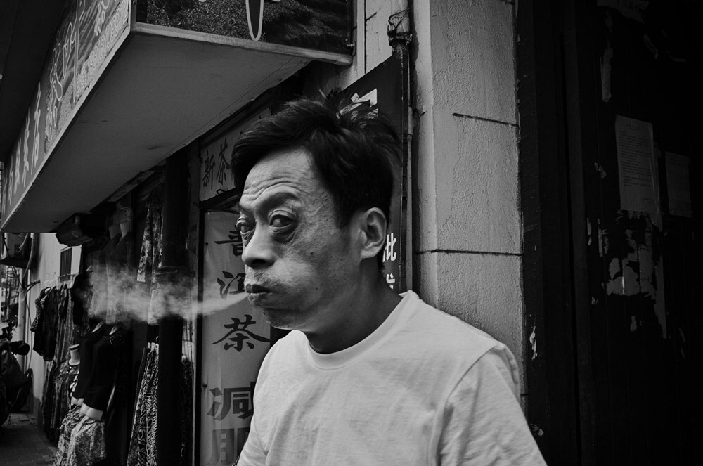 “1999年来上海工作的意义,与现在我在上海工作的意义,已经完全相反了,现在摄影是最重要。每天下了班,晚上六点开始到十二点为止,一直在外面拍照,周六周日从早上开始就一直拍照。摄影对我来说,就是把自己想要表现的表现出来,而表现的媒体就是人的表情。”
