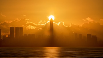 日观三更后，金乌上碧空