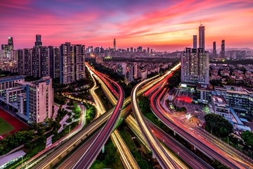 高城满夕阳，何事欲沾裳