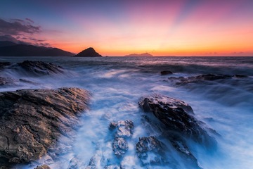 云霞明灭，烟涛微茫