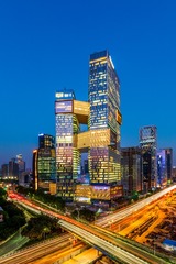 飞桥架空过，腾讯霓灯璨
