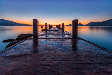 夜来南风起，桥去不见云