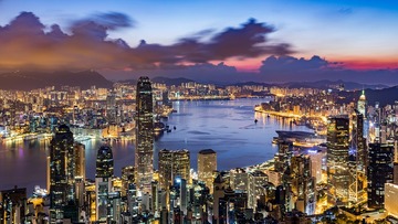 维港侧畔，万国高楼，灯火阑珊影胴胧