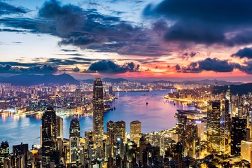 朱楼未灭明河影，碧城已动晨曦光