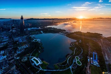 日光微漏潭见底，水气上薄云成堆