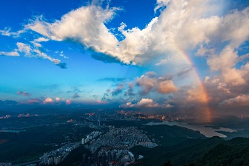 断虹霁雨，山染修眉新绿