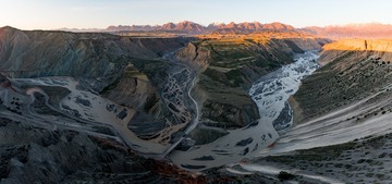 戈壁山恋影重重，安集峡谷自天工
