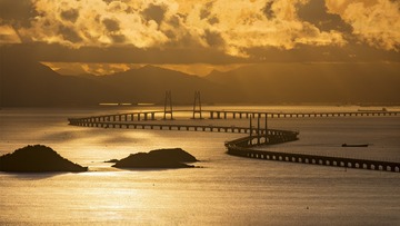 空照碧山图，水间一桥曲