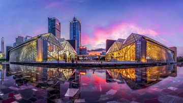 金碧相射，锦绣交辉