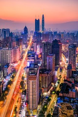 登高凭栏，灯霓明灭烟弥漫