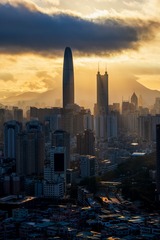 何当罗浮望，翠霭开金盘