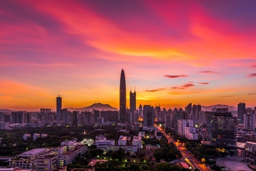金霞昕昕渐东上，都城影促犹频望