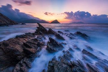 哪堪听风雨，山海会相逢