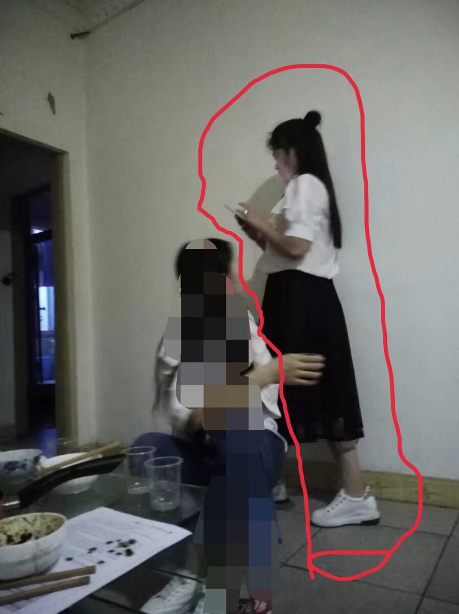 高中女生做头发,如果有断头发可用u型夹或发夹整理一下